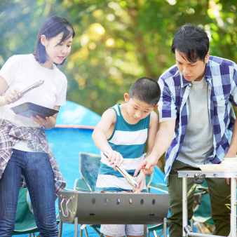 家族でBBQを楽しむ写真